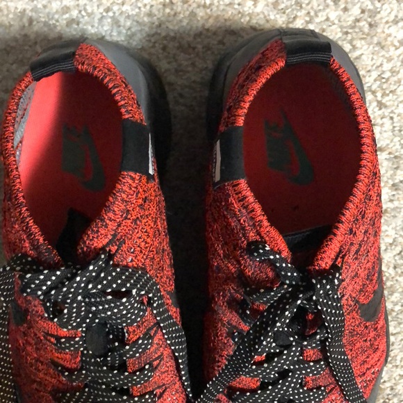 Woman’s weatherproof Nike’s - Picture 3 of 4